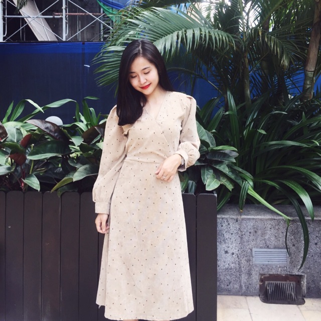 Váy chấm bi cổ tim