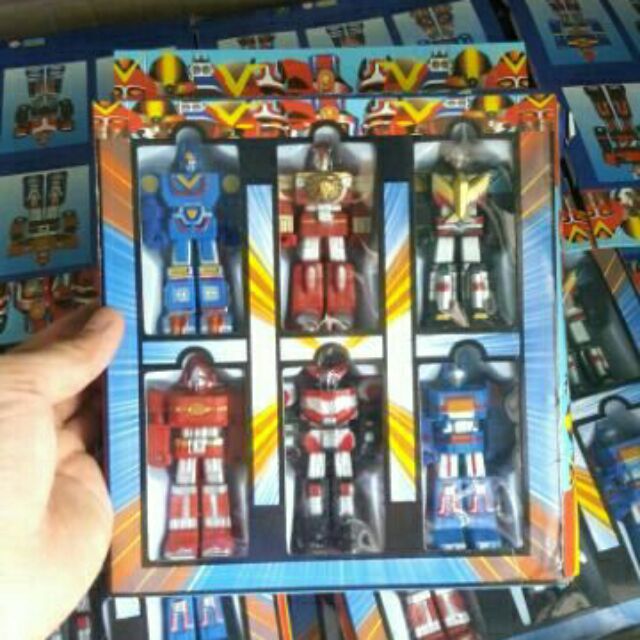 Bộ đồ chơi gồm 6 mô hình robot siêu nhân
