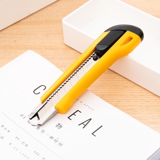 Dao rọc giấy Deli Lưỡi 18mm  E2042 dùng trong văn phòng phẩm - Dễ dang sử dụng màu vàng - HOKAMI STORE