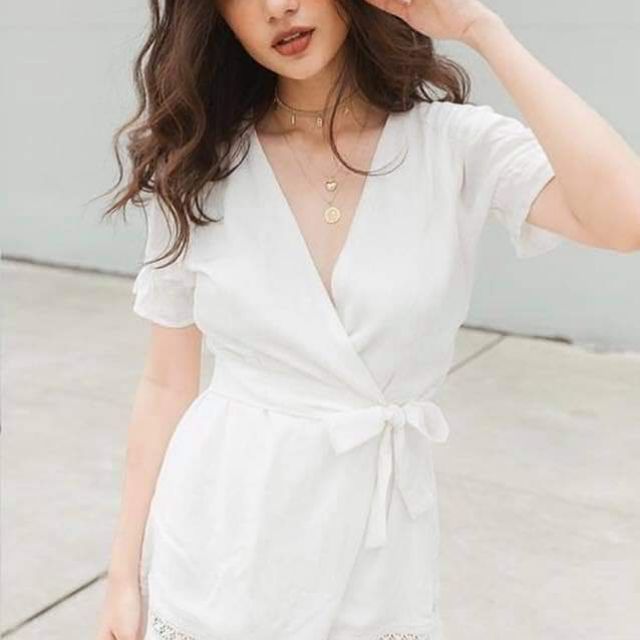 ĐẦM TRẮNG CỘT CHÂN VIỀN REN