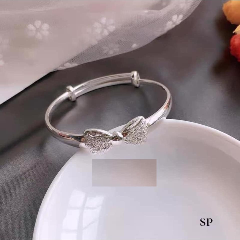 Vòng nơ cát khắc theo yêu cầu bạc ta cho bé