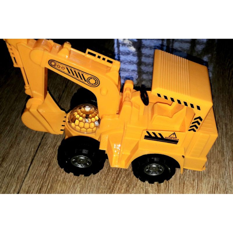 Một chiếc xe cạp mô hình bằng nhựa có nhạc và đèn led rất đẹp kích thước 22x18x12 cm_ tặng kèm pin