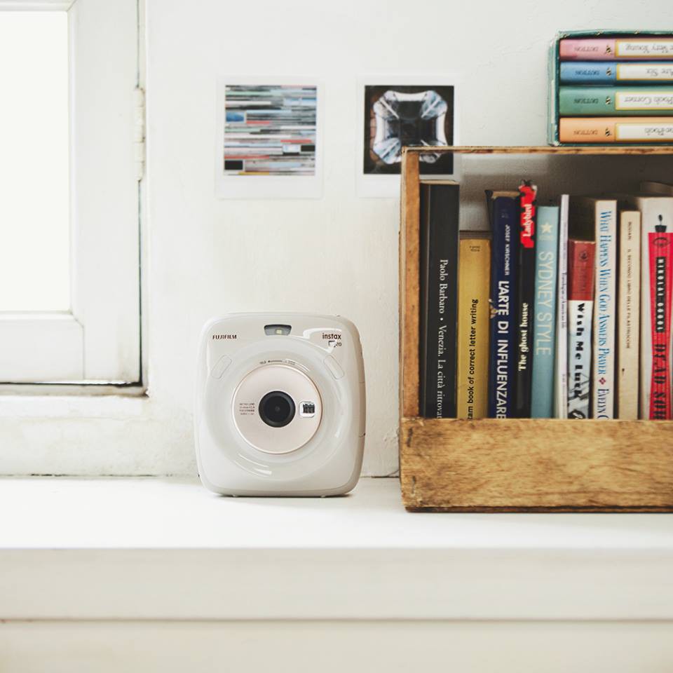 Máy chụp ảnh lấy liền Fujifilm Instax SQ20