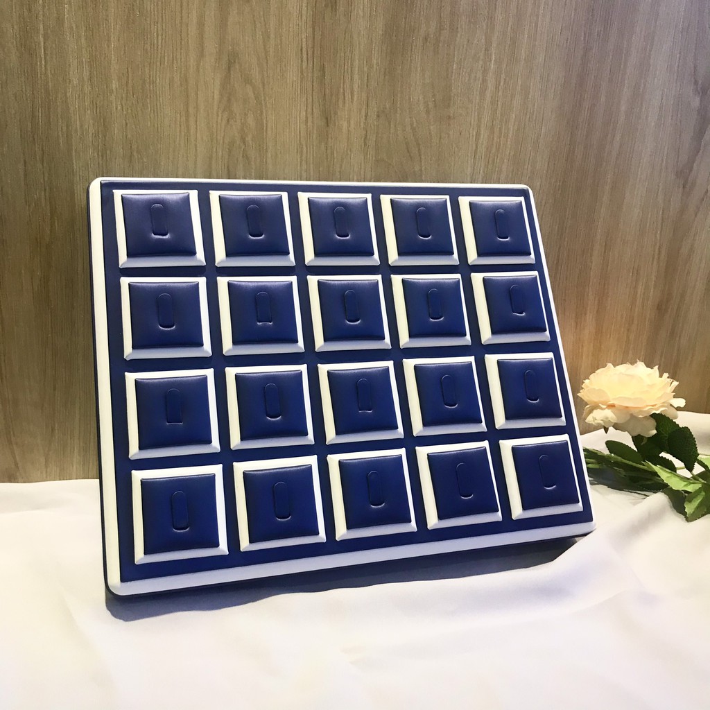 Mâm nhẫn da trưng 20 chiếc nhẫn màu xanh Dương, hỗ trợ cho các tiệm vàng trưng bày nhẫn rất sang trọng