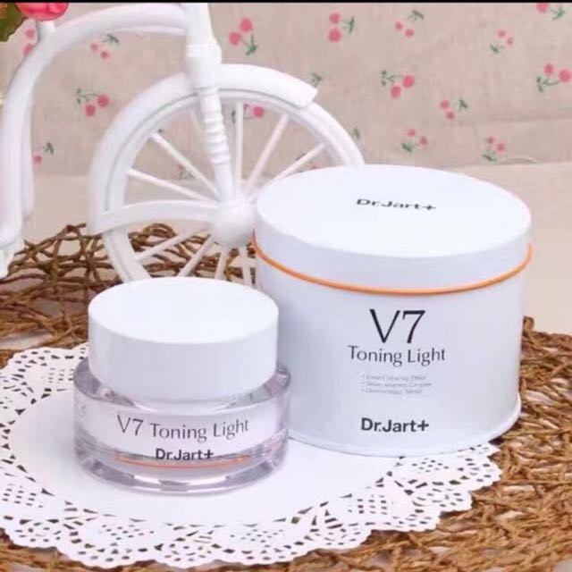 Kem dưỡng trắng da V7 Toning Light