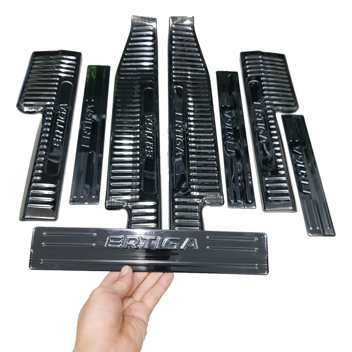 Ốp bậc cửa, nẹp bước chân xe Suzuki Ertiga 2019 2020 2021 – Mẫu Titan cao cấp