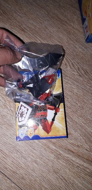 Lắp ráp 1 hộp LegoNexo Knight JR802 Đội quân anh hùng có nhiều chi tiết bằng nhựa