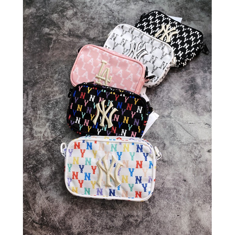 (HÀNG XUẤT XỊN) Túi đeo chéo trắng B214 M//L//B N//Y MONOGRAM CROSSBODY BAG WHITW/MULTICO Made in Viet//nam full-tag