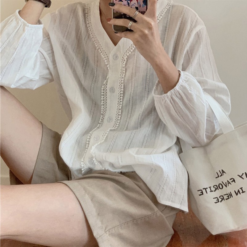 Áo kiểu tay phồng phối ren hoa thiết kế cổ chữ V thanh lịch | BigBuy360 - bigbuy360.vn