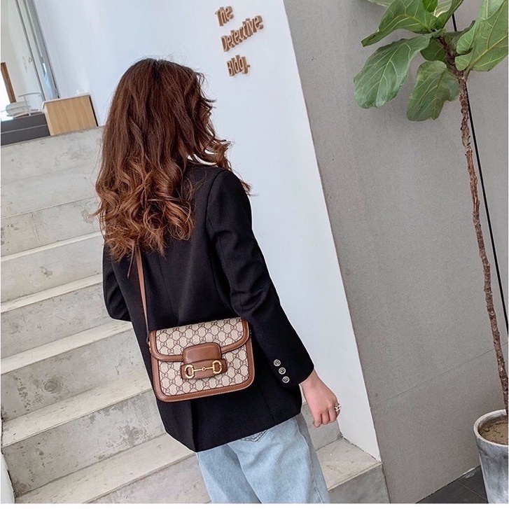 Túi xách đeo chéo đẹp phong cách Hà Hồ sang chảnh hiện đại CV15