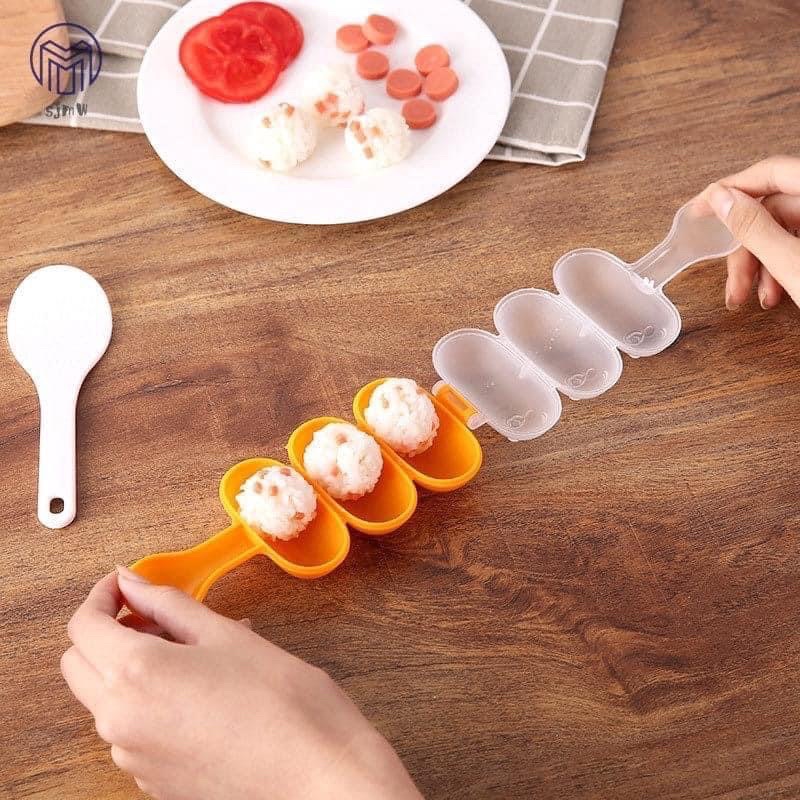 Khuôn Lắc Cơm Nắm Cho Bé Kèm Thìa