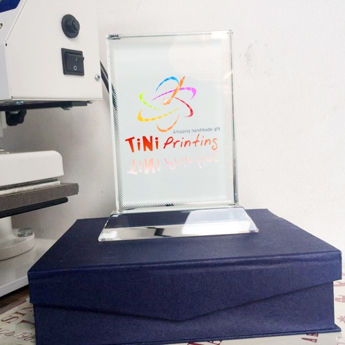 Pha lê T dọc thương hiệu Tini Printing kích thước 9x13 in hình theo yêu cầu