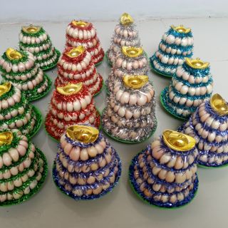 Tháp tỏi để trưng thần tài và bàn thờ