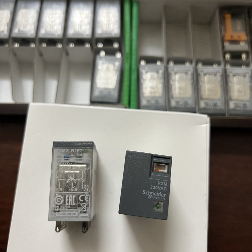 Rơ Le Relay Trung Gian Schneider 220VAC RXM4LB2P7 RXM2LB2P7 RXM4LB1P7 Có Đèn