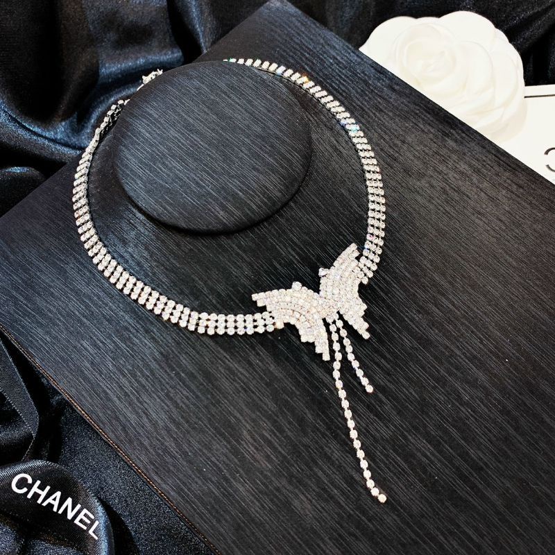 VÒNG CỔ HỒ ĐIỆP ĐÁ TRẮNG