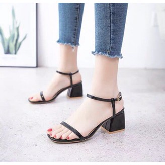 Sandal gót vuông 5p có 2 màu đen và hường