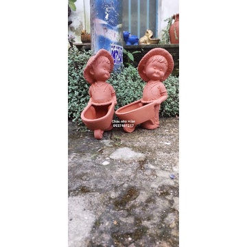 Chậu đất nung - chậu chàng trai đẩy xe rùa cao 32cm