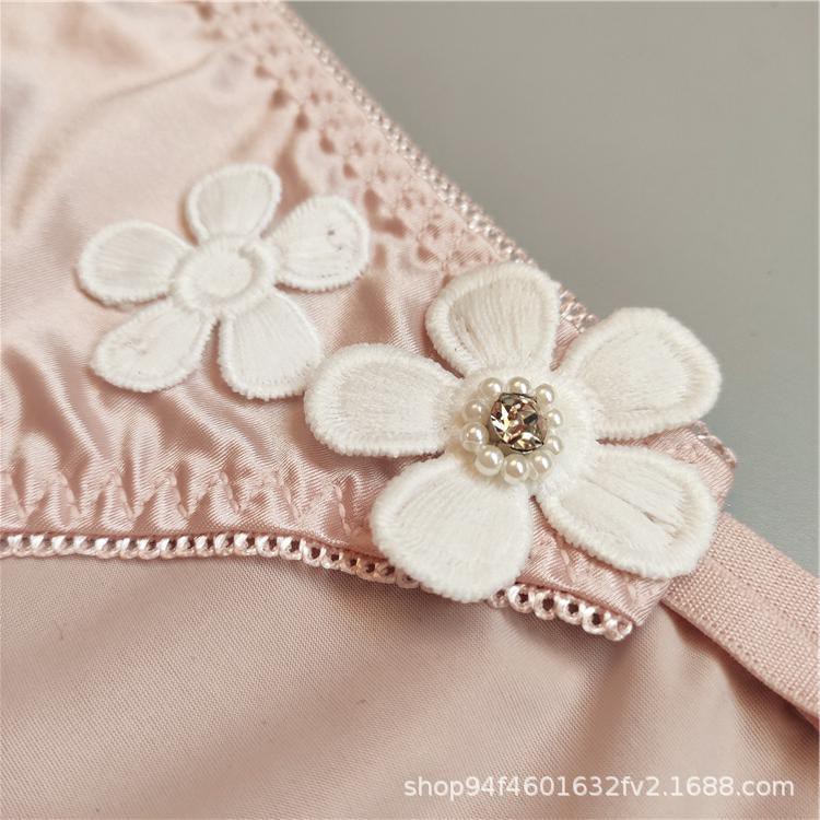 Quần lót lụa tam giác quần lót nữ dây sườn đính Hoa cúc Pink Play chất lụa mềm thiết kế siêu đẹp
