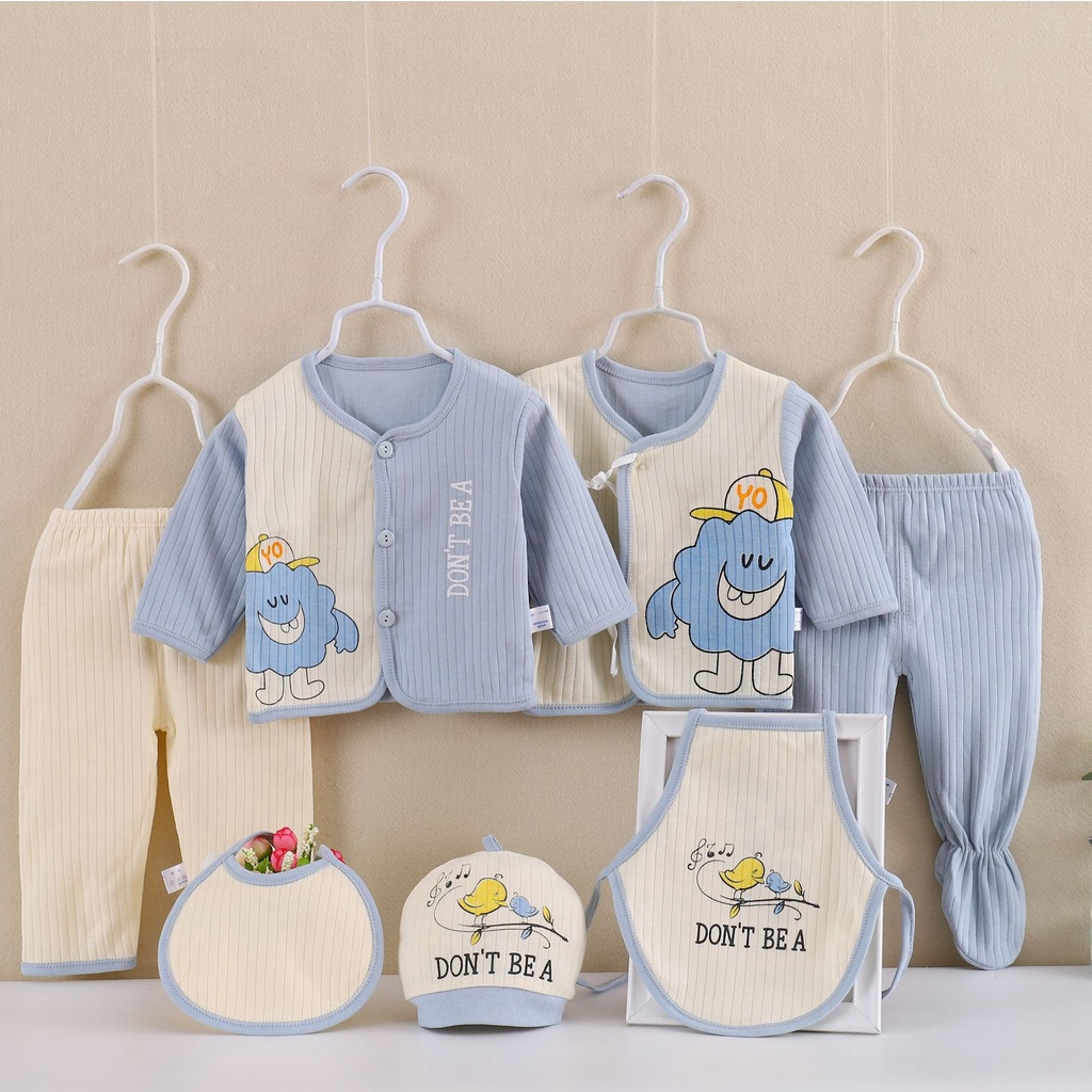 Hộp quà bao gồm set đồ sơ sinh dành làm quà tặng dễ thương cho bé