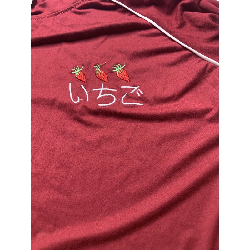 Áo tay dài hình thêu trái dâu