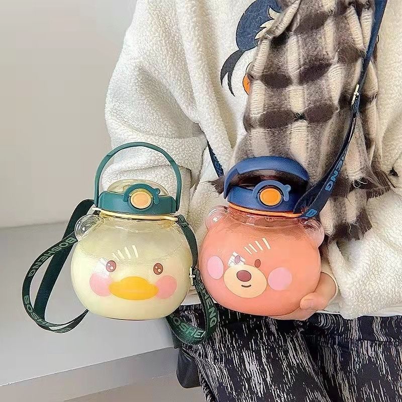 Bình nước hình gấu siêu to có dây đeo quai sách dễ thương kèm ống hút MIIBOOSHI D2.089.XA