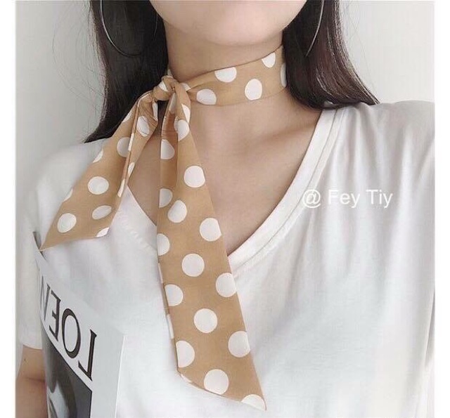 Khăn dài chấm bi.