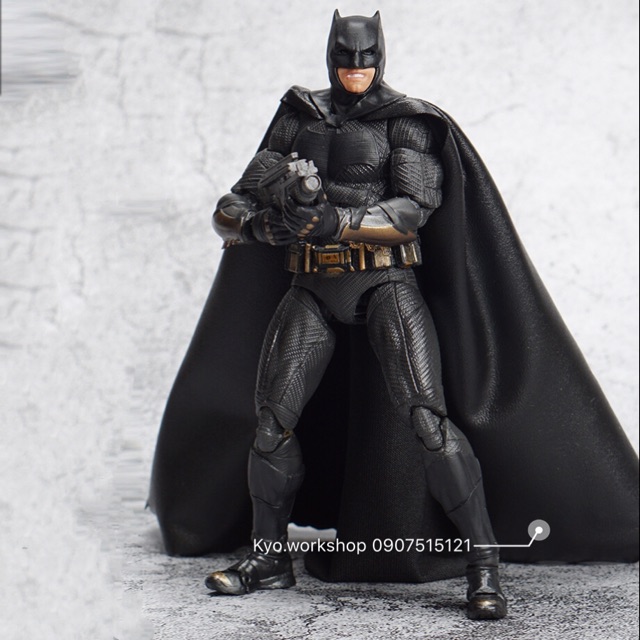 Mô hình Action Figure MAFEX Batman Justice League No.056 có giá đỡ