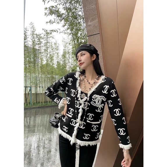 Áo khoác dệt kim Chanel thiết kế logo thương hiệu ở áo mặc cực sang chảnh.
