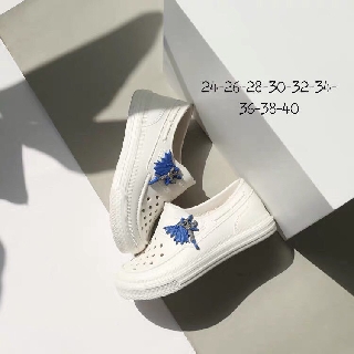 GIÀY NHỰA ĐỤC LỖ CHO BÉ