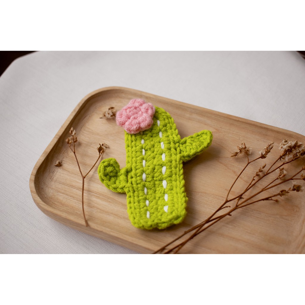 Huy hiệu/ Pin button cài áo balo móc bằng len