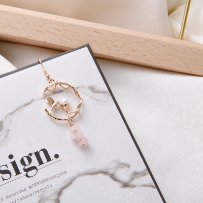 Đôi bông tai dáng dài gắn vòng cung đính ngọc và hình chim cho nữ