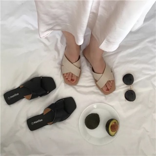 Dép bản quai chéo