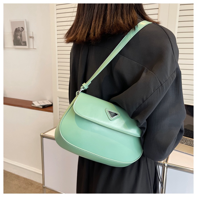 Túi xách góc bầu nắp đính tam giác