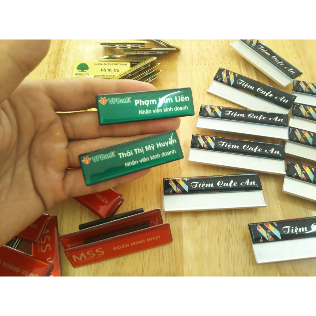 Bảng tên nhân viên đổ keo in tên - In Bạch Dương