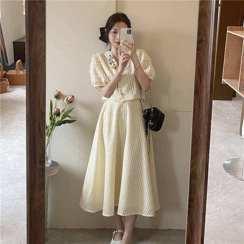 Bộ Áo Cổ Búp Bê Thêu Họa Tiết + Chân Váy Ngắn Lưng Cao Thời Trang Xinh Xắn Cho Nữ