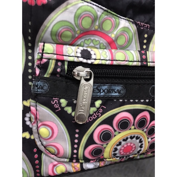 Túi đeo chéo phom hến Lesportsac