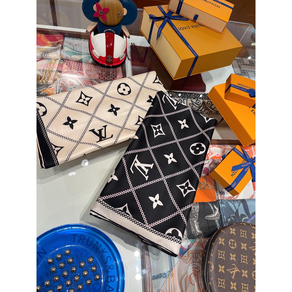 Khăn Choàng Cổ Lụa Hình Vuông Màu Đen Thời Trang Cho Nữ