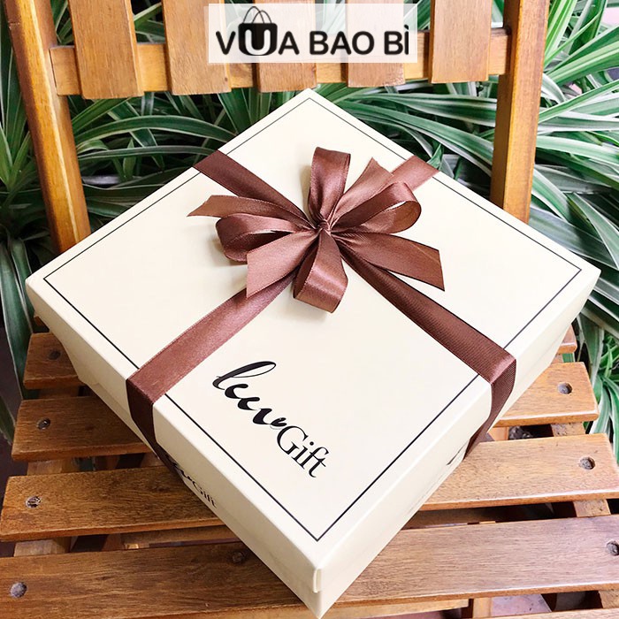 Hộp đựng quà vuông màu trắng sữa - hộp quà sang trọng LuvGift kèm nơ rơm lót