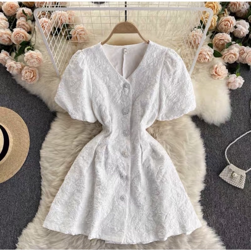 [Hàng có sẵn] Đầm nữ trắng vải gấm cổ V nút cườm váy ôm eo body siêu dễ thương | BigBuy360 - bigbuy360.vn