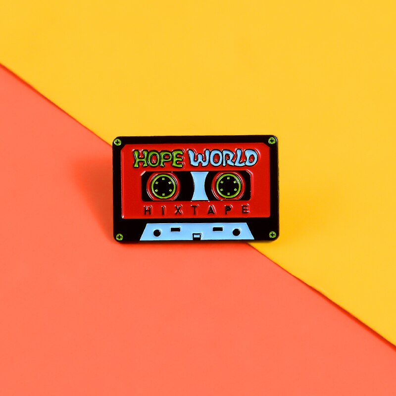 Huy hiệu cài áo hình cuộn băng nốt nhạc màu đỏ đen phong cách vintage