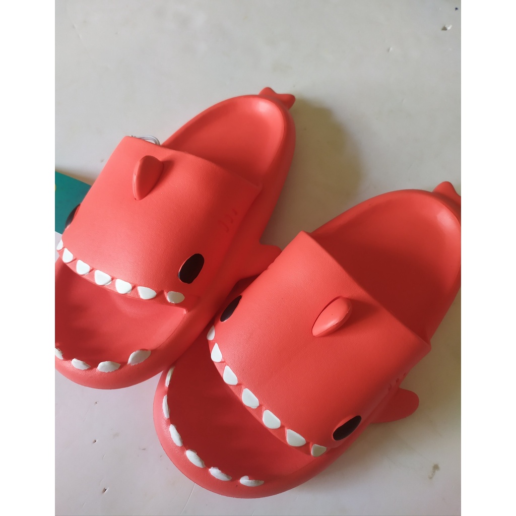 Dép cá mập Crayons hot trend cho bé