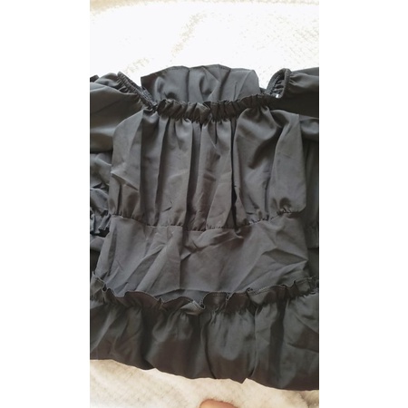 Váy trễ vai bèo 3 tầng.