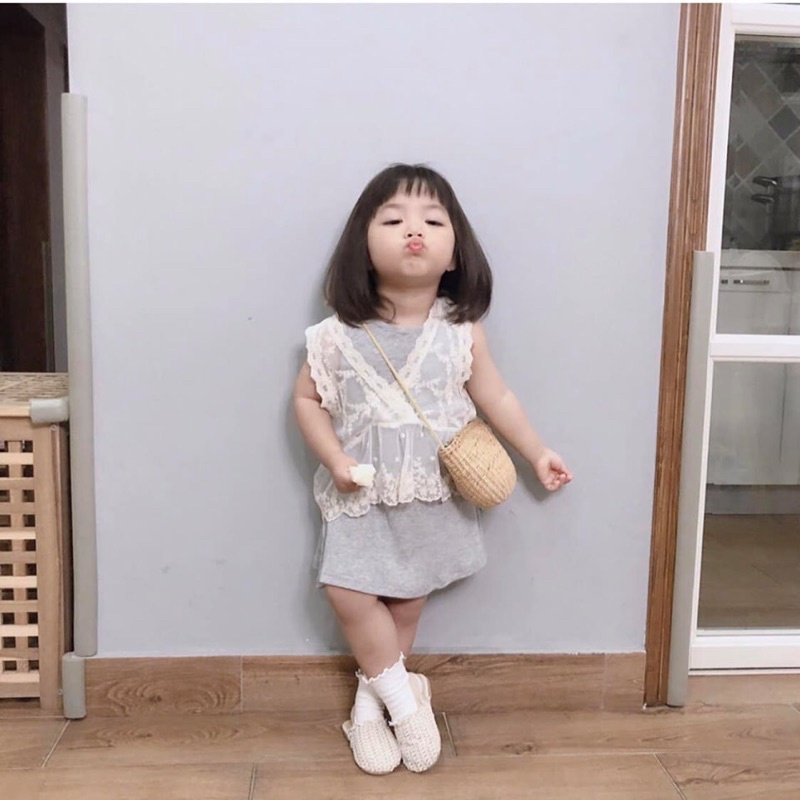 đầm e bé xinh xắn