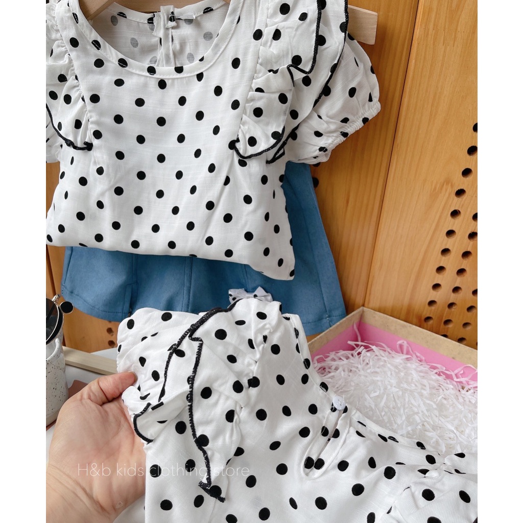 Set áo trắng chấm bi phối bèo kèm quần jean mềm cho bé