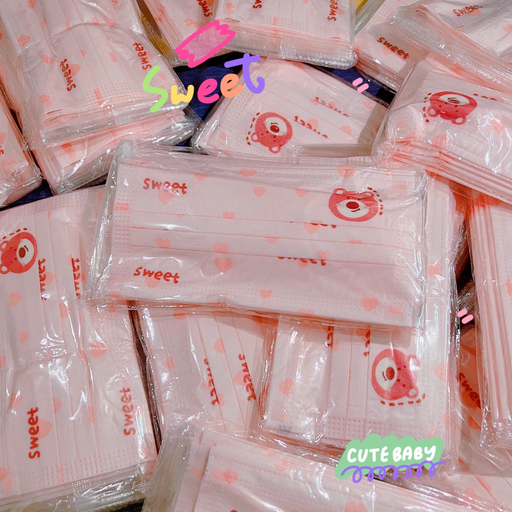 Khẩu trang màu hồng 2D họa tiết gấu dâu Lotso