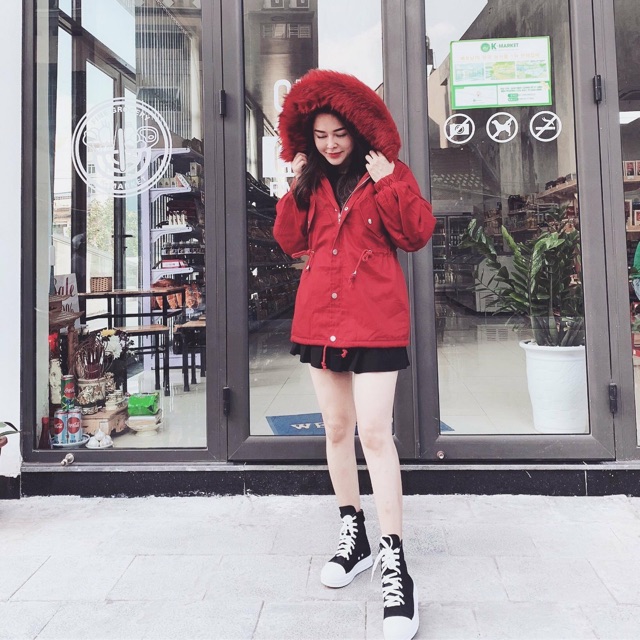 Áo parka xuất đẹp mê hồn. Màu đỏ hot hit của năm nay đây ạ. Áo chất kaki trong có lót lông cực ấm. Mũ có thể tháo rời đc