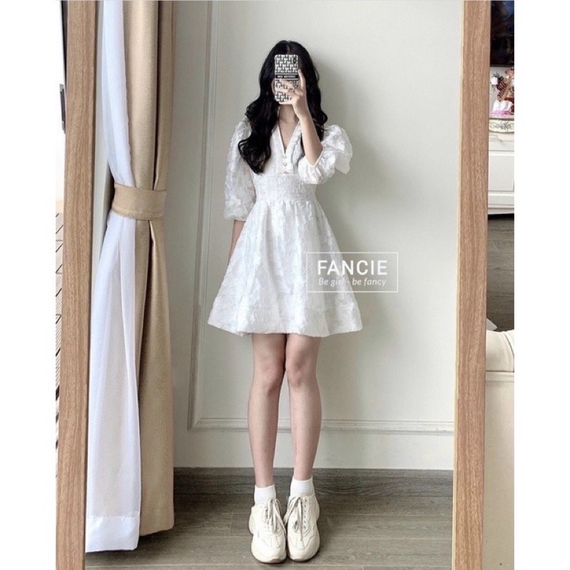 ĐẦM TRẮNG HOA NỔI CỔ V PHỐI NÚT TAY LỞ