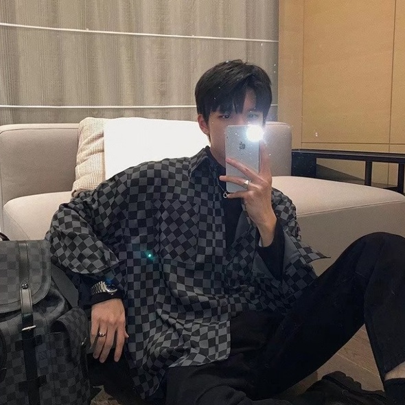 Áo sơ mi tay dài dáng rộng sọc ca rô thời trang hàn quốc cá tính cho nam áo sơ mi kẻ sọc đơn giản đa năng của nam giới có cổ lật cổ áo cặp đôi đơn giản cổ điển