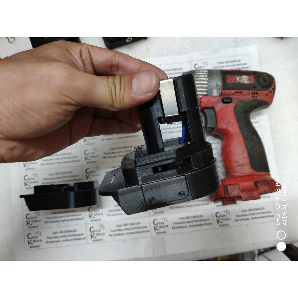 Đế chuyển chân khoan, vit Makita 12V dạng đút với lẫy 2 bên sang dùng hộp pin cài Makita