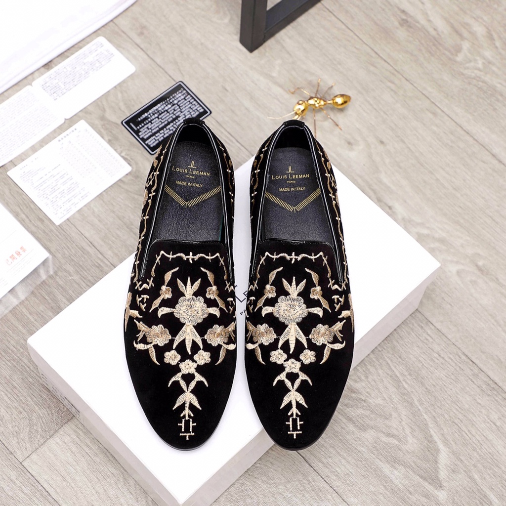 Giày lười nam da thật VERSACE kiểu dáng hạt đậu cổ điển kết hợp với họa tiết tinh tế, tỉ mỉ tạo nên sự cao cấp